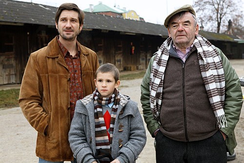 Andreas Kiendl, Enzo Gaier und Branko Samarovski in "DAS PFERD AUF DEM BALKON" - Regie: Hüseyin Tabak