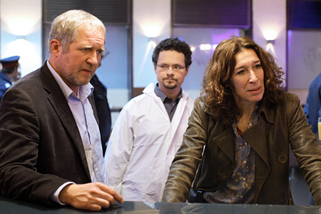 Harald Krassnitzer, Stefan Puntigam und Adele Neuhauser in "TATORT - KEIN ENTKOMMEN" - Regie: Fabian Eder