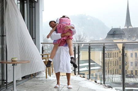 Christian Tramitz und Julia Hartmann in "3 FALTIG" - ein Film von Harald Sicheritz