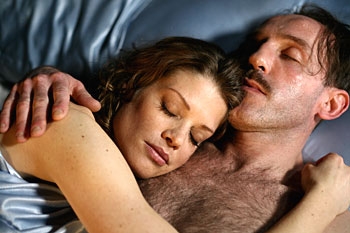 Marie Bäumer und Karl Markovics in "Der Fälscher" - ein Film von Stefan Ruzowitzky