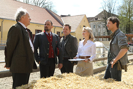 Franz Buchrieser, Jürgen Maurer, Cornelius Obonya, Eva Herzig und Thomas Unger in "DAS GLÜCK DIESER ERDE" - Regie: Walter Bannert