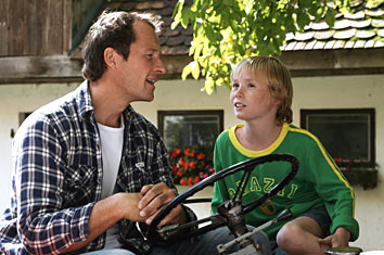 Markus Knüfken und Simon Jung in LILLY SCHÖNAUER: FÜR IMMER UND EINEN TAG" - ein Film von Holger Barthel