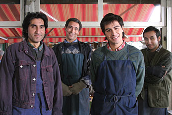 Metin Ylmaz, Ahmet Avkiran, Ercan Oeksuez und Florian Carove in "Die Schrift des Freundes"