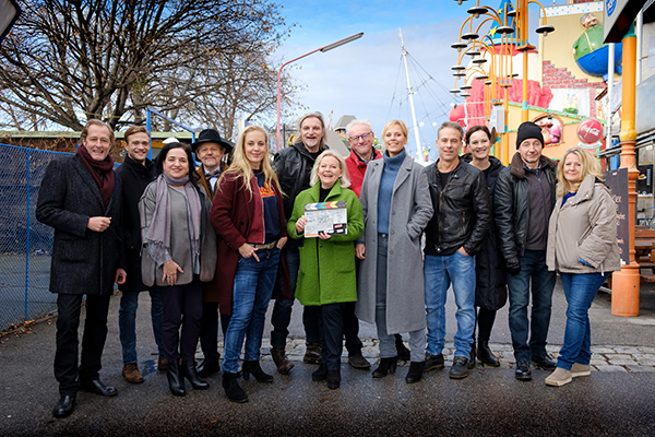 SOKO LEIPZIG/WIEN: "DER VIERTE MANN": Helmut Bohatsch, Michael Steinocher, Maria Happel, Hans-Maria Darnov, Lilian Klebow, Stefan Jürgens, Brigitte Kren, Regisseur Erhard Riedlsperger, Melanie Marschke, Marco Girnth, Katharina Rietz (UFA Fiction), Thorsten Merten, Sabine Weber (ORF) - © Satel Film/Petro Domenigg
