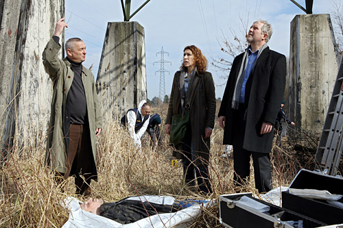 Andreas Vitásek, Adele Neuhauser, Harald Krassnitzer und Vedran Kos in "TATORT - ZWISCHEN DEN FRONTEN" - Regie: Harald Sicheritz