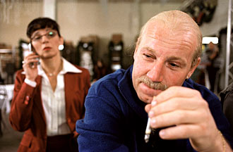 Eva Billisich und Roland Düringer in "Die Viertelliterklasse" - ein Film von Roland Düringer und Florian Kehrer